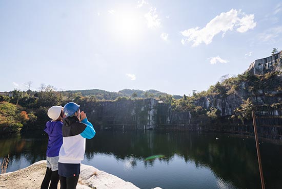 絶景広がる岩壁イメージ写真